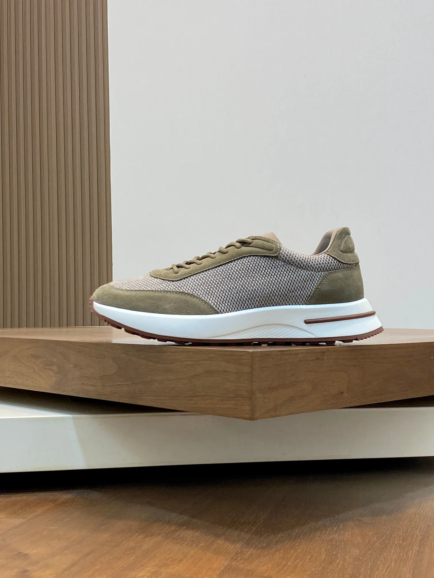 Factory price: 480💰 Loro Piana - Classic casual shoes, men's lace-up casual shoes and sneakers, high-quality lightweight and comfortable fabrics, suitable for outdoor leisure, the color scheme is young and energetic, and it looks great with sportswear or casual suits! Code number: 38-44 (45, 46, can be customized)